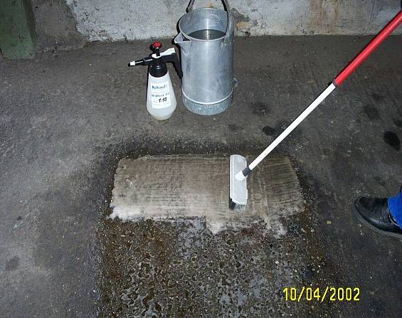 olajos beton tisztítása kefével